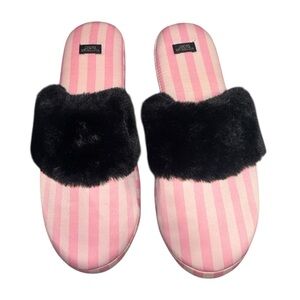 🎀New Victoria’s Secret Pink Iconic Stripe Slippers Size L🎀
